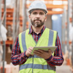 Homme avec tablette en industrie