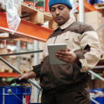 collaborateur industriel gère les document avec une tablette