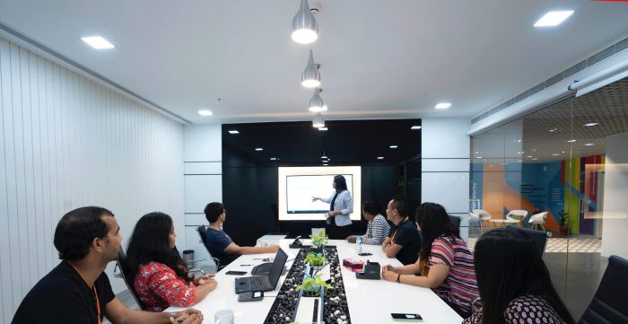 Salle de réunion digitale, personnes en réunion